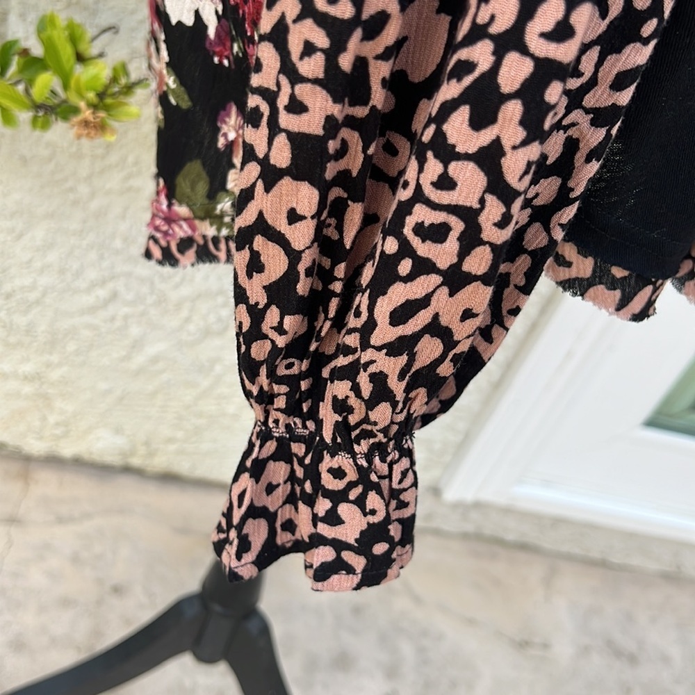 💚Umgee Black Boho Top with Leopard Sleeve Floral Back Women's Size L - Picture 4 of 10